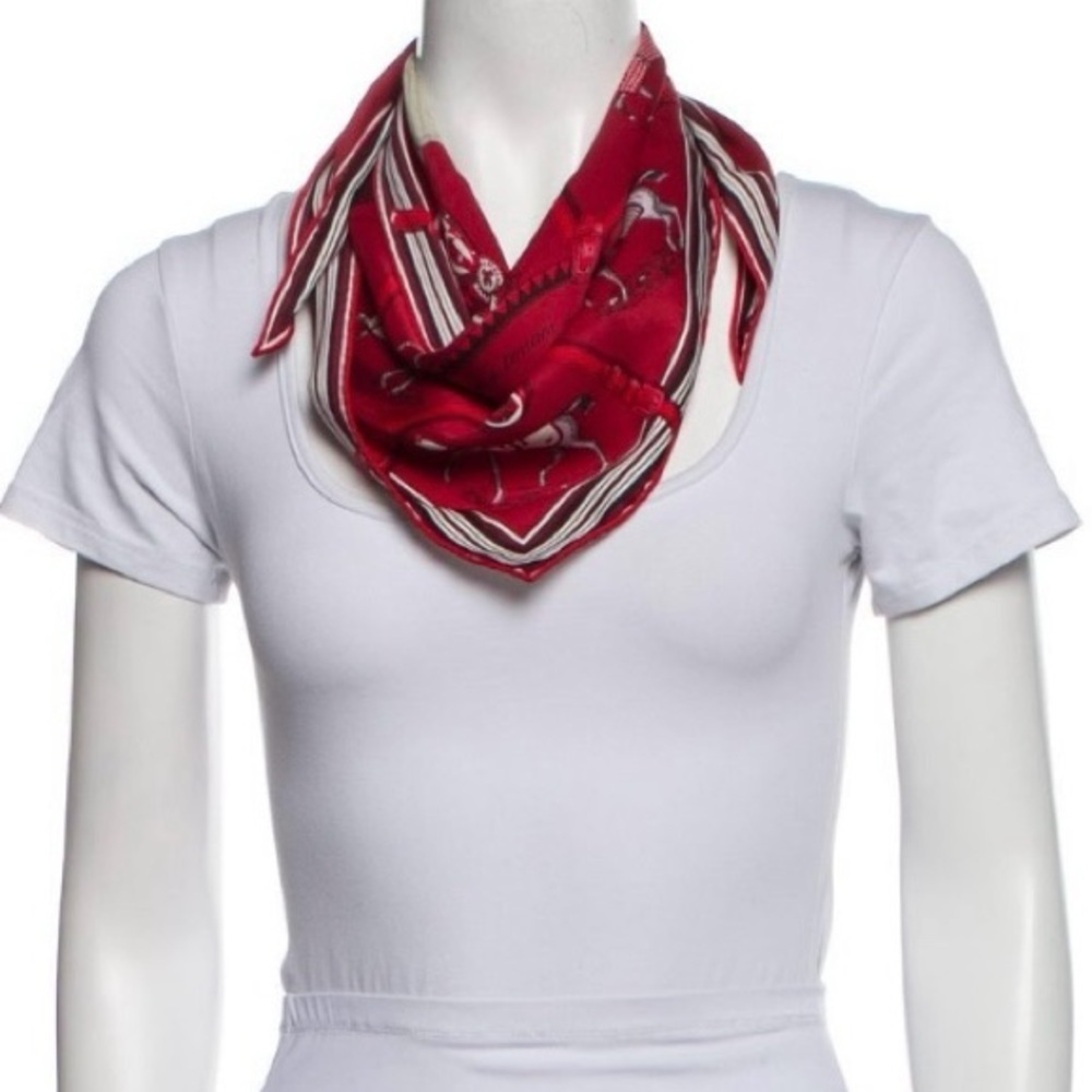 💕 HERMÈS vintage Couvertures et Tenues de Jour Silk Triangle Scarf, red horses